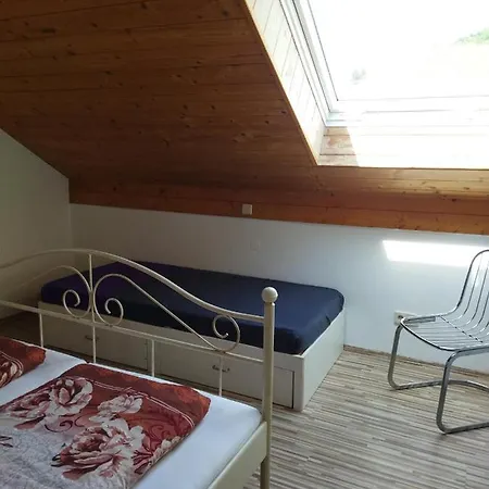 Aussergewoehnliche Atelierferienwohnung Mit Balkon An Der Donau Winzer
